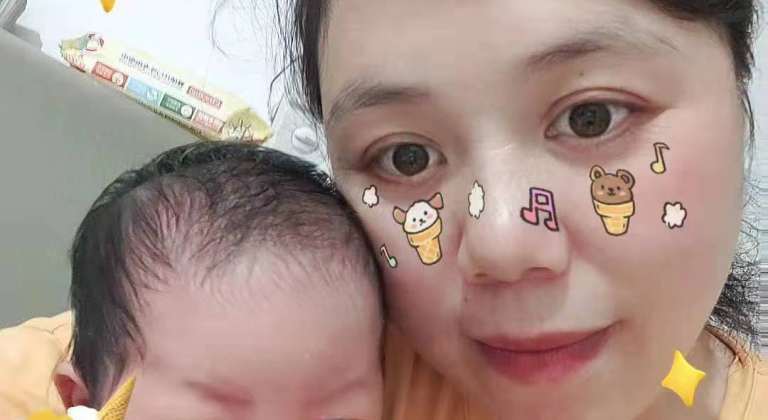 刘阿姨美丽大方，活泼可爱的小宝都喜欢