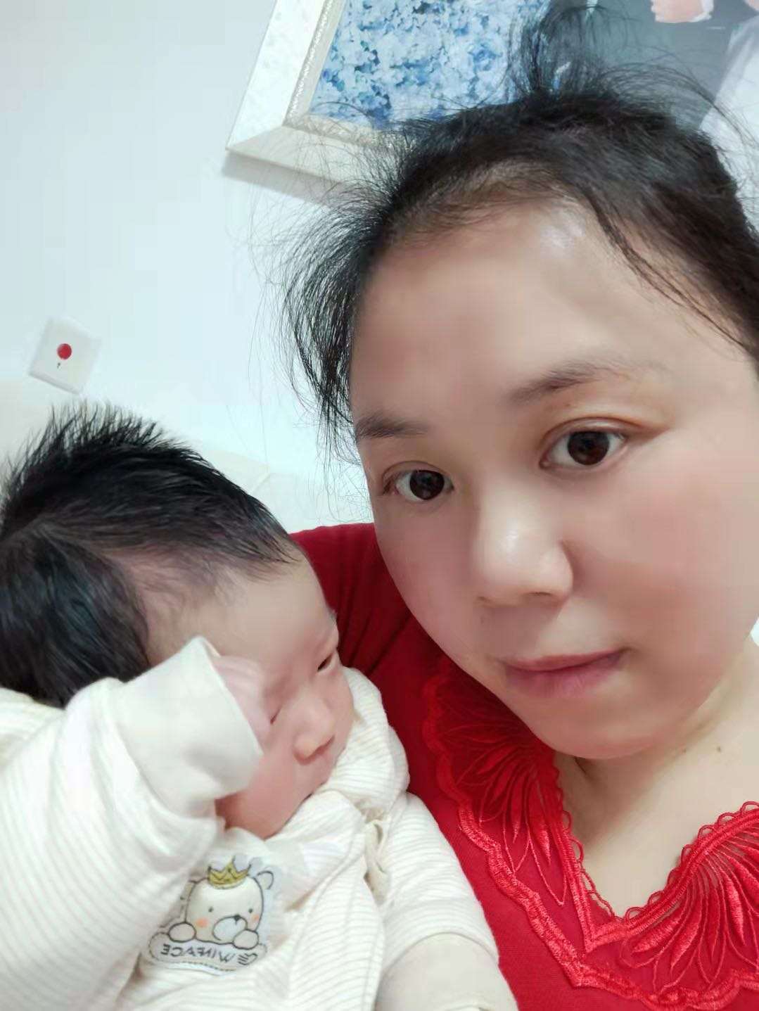 刘阿姨美丽大方，活泼可爱的小宝都喜欢