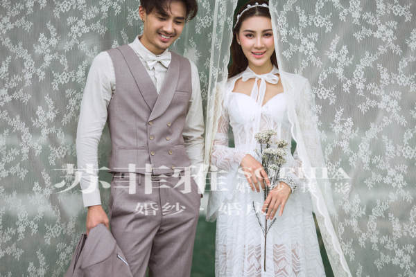 苏菲雅婚纱摄影工作室室内花墙案例