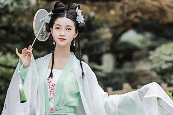 【百天照】·5个主题·5套服装·25张精修·拍摄180分钟