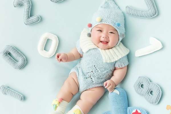 【百天照】·3个主题·3套服装·20张精修·拍摄90分钟