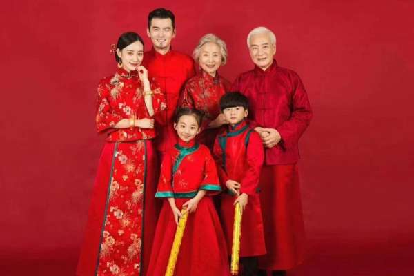 【亲子照】·4个主题·4套服装·26张精修·拍摄120分钟