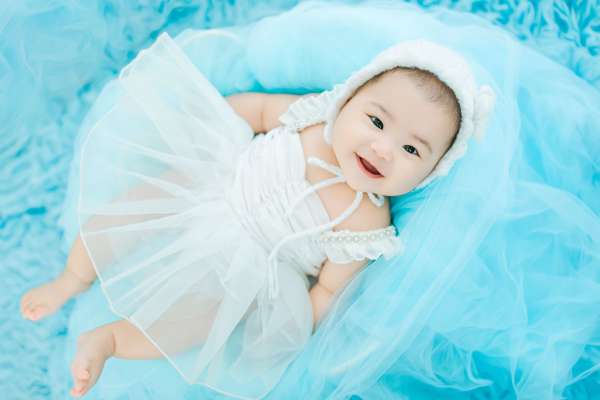 【百天照】·3个主题·3套服装·20张精修·拍摄120分钟