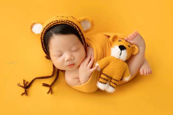 【百天照】·4个主题·4套服装·18张精修·拍摄120分钟