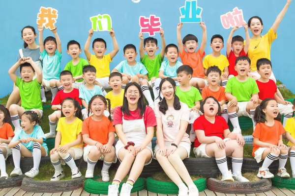 【毕业照】·2个主题·2套服装·30张精修·拍摄90分钟
