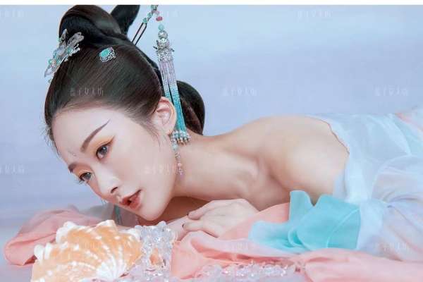 1个主题·1套服装·1张精修·拍摄180分钟