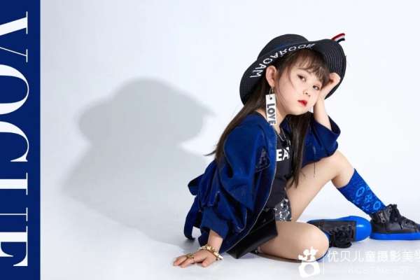 【百天照】·3个主题·3套服装·20张精修·拍摄90分钟