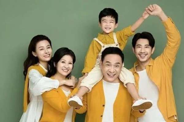 【全家福】·1个主题·6套服装·2张精修·拍摄60分钟