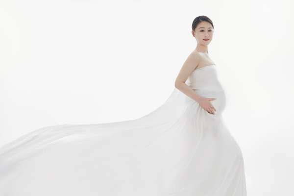 【孕妇照】·1个主题·1套服装·4张精修·拍摄90分钟