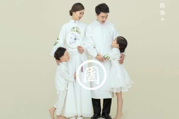 【全家福】·1套服装·12张精修·拍摄150分钟