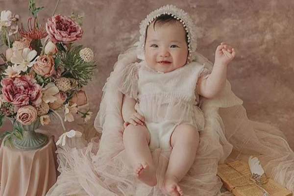 【百天照】·3个主题·3套服装·12张精修·拍摄90分钟
