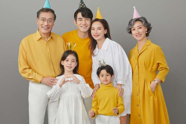 【全家福】·1个主题·1套服装·14张精修·拍摄150分钟