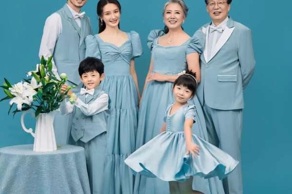 【全家福】·1个主题·1套服装·6张精修·拍摄90分钟