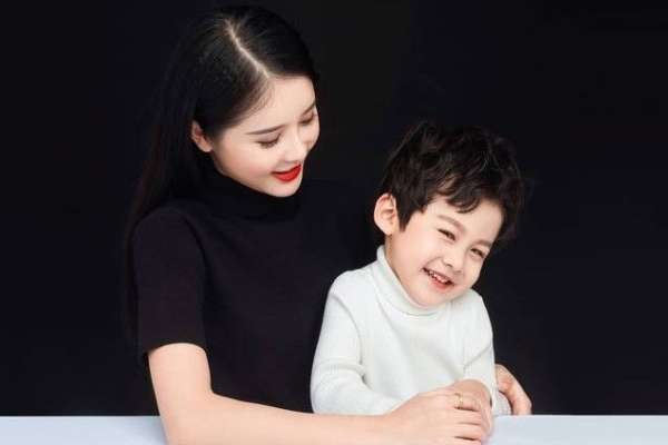 【亲子照】·3个主题·3套服装·28张精修·拍摄120分钟