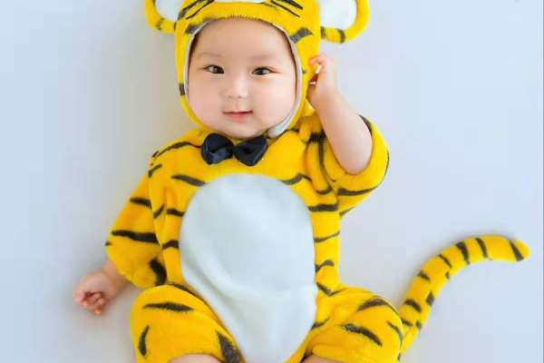 【宝宝照】·3个主题·5套服装·23张精修·拍摄120分钟