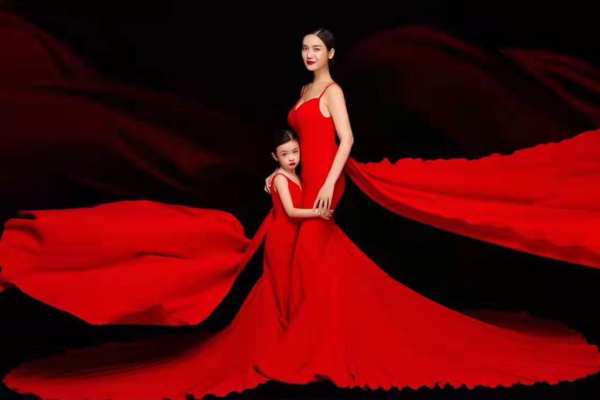 【亲子照】·3个主题·3套服装·15张精修·拍摄240分钟