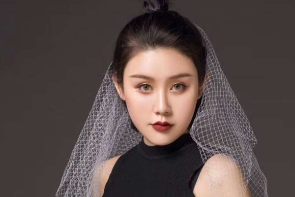 【妈妈照】·3个主题·3套服装·15张精修·拍摄120分钟