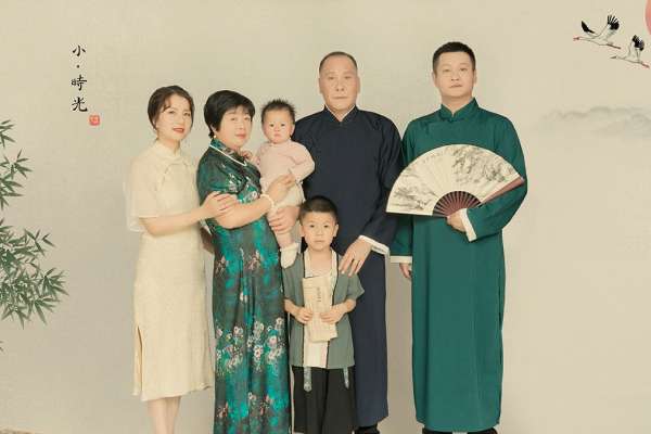 【全家福】·1个主题·5套服装·18张精修·拍摄120分钟