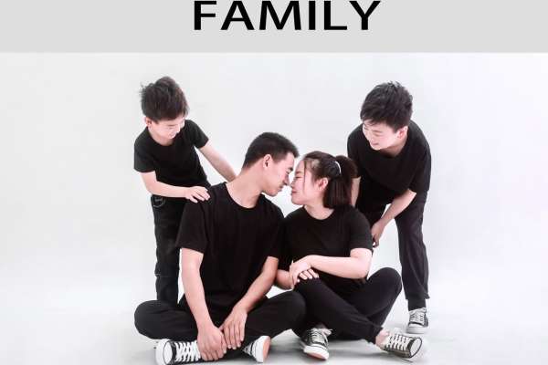 【全家福】·2个主题·2套服装·18张精修·拍摄140分钟