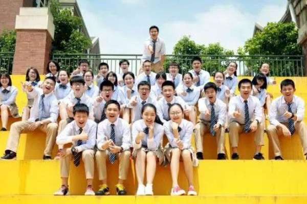 【毕业照】·2个主题·3套服装·20张精修·拍摄3分钟