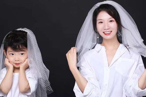 【亲子照】·2个主题·2套服装·20张精修·拍摄120分钟