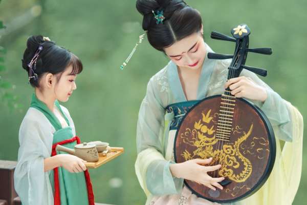 【外景系列】·3个主题·5套服装·25张精修·拍摄180分钟