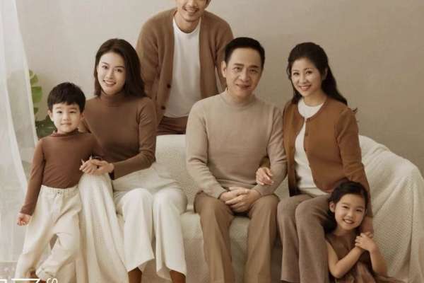 【全家福】·1个主题·6套服装·5张精修·拍摄90分钟