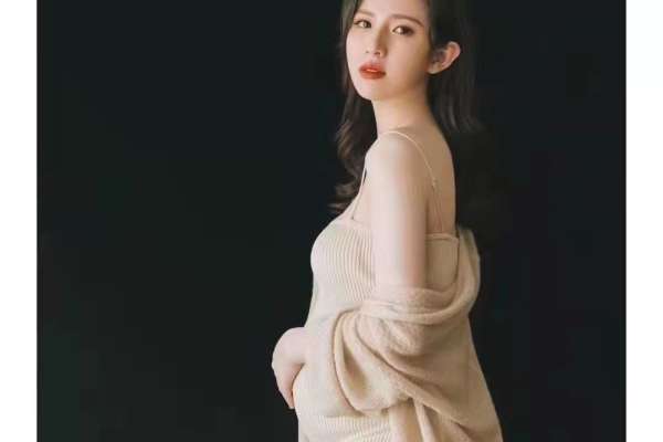 【孕妇照】·2个主题·2套服装·12张精修·拍摄150分钟