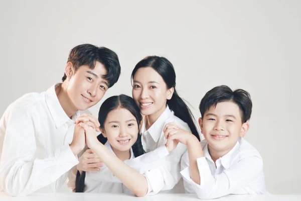 【全家福】·3个主题·4套服装·16张精修·拍摄90分钟