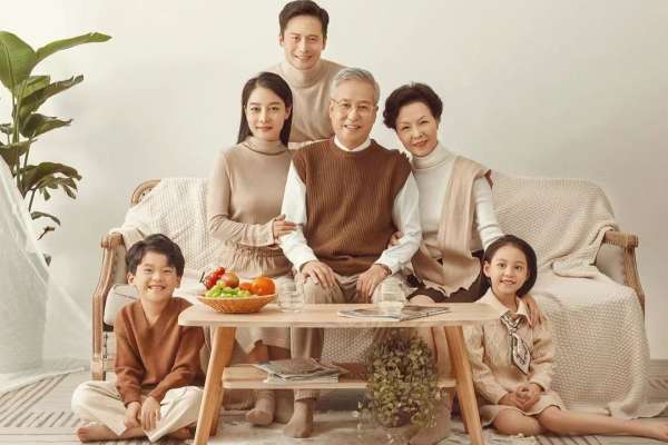 【全家福】·4个主题·4套服装·30张精修·拍摄150分钟