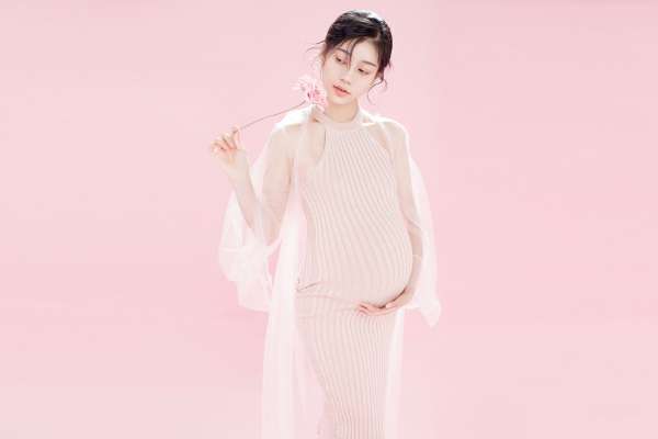 【孕妇照】·2个主题·3套服装·18张精修·拍摄120分钟