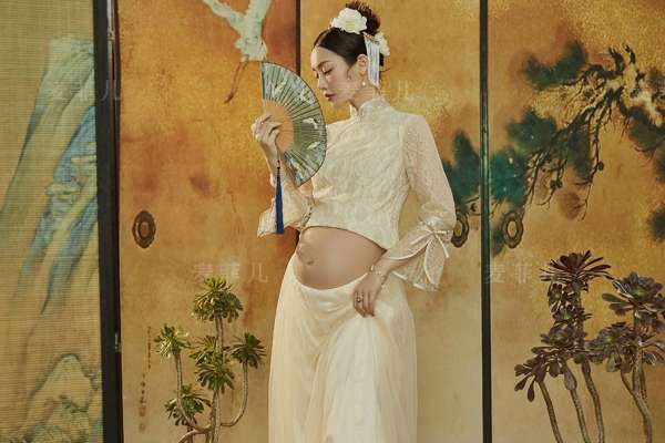 【孕妇照】·4个主题·4套服装·24张精修·拍摄120分钟