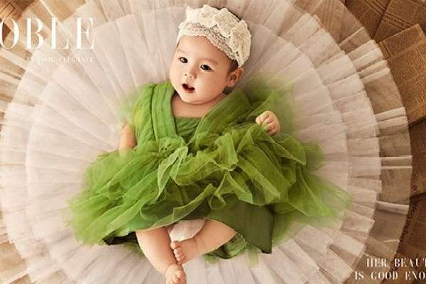 【周岁照】·3个主题·4套服装·18张精修·拍摄120分钟