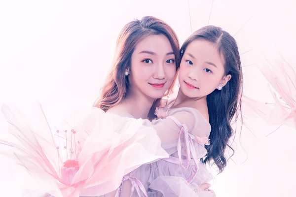 【全家福】·3个主题·10套服装·30张精修·拍摄240分钟