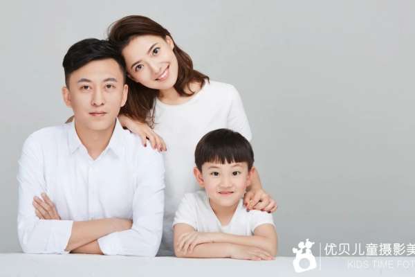 【全家福】·3个主题·3套服装·20张精修·拍摄90分钟