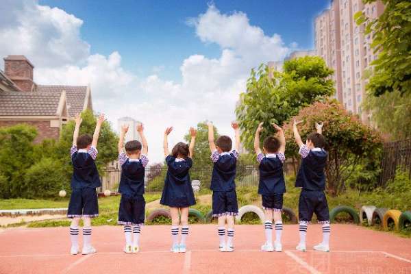 【毕业照】·2个主题·2套服装·22张精修·拍摄200分钟