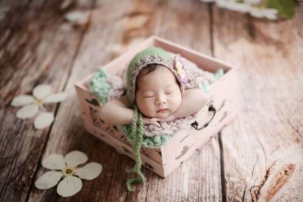 【新生儿】·3个主题·3套服装·14张精修·拍摄90分钟