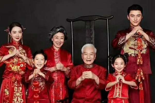 【全家福】·1个主题·1套服装·4张精修·拍摄120分钟