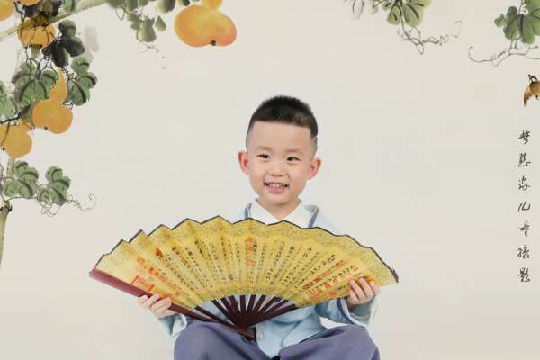 【亲子照】·4个主题·6套服装·24张精修·拍摄100分钟