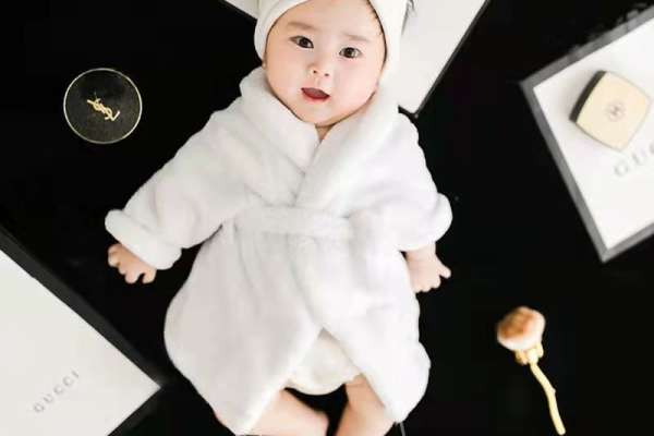 【百天照】·3个主题·3套服装·20张精修·拍摄120分钟