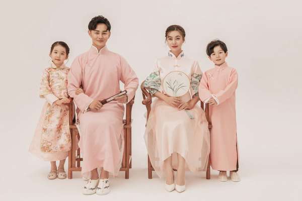 【亲子照】·2个主题·4套服装·20张精修·拍摄120分钟