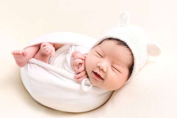 【新生儿】·3套服装·20张精修·拍摄90分钟