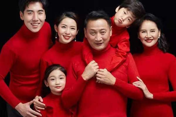 【全家福】·1个主题·1套服装·18张精修·拍摄180分钟