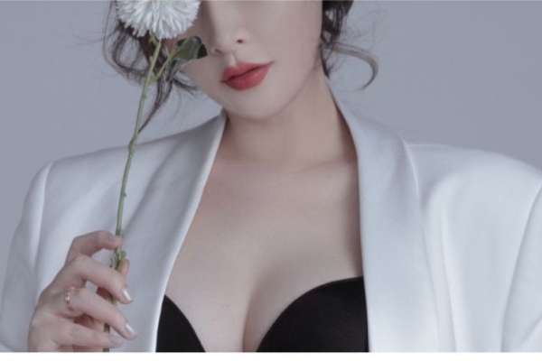 【孕妇照】·2个主题·2套服装·16张精修·拍摄120分钟