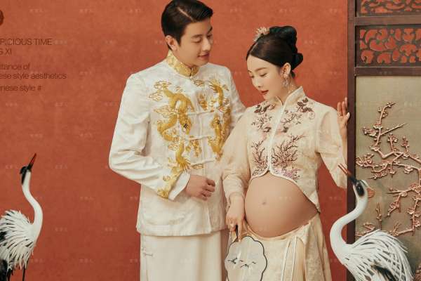 【孕妇照】·4个主题·4套服装·24张精修·拍摄120分钟