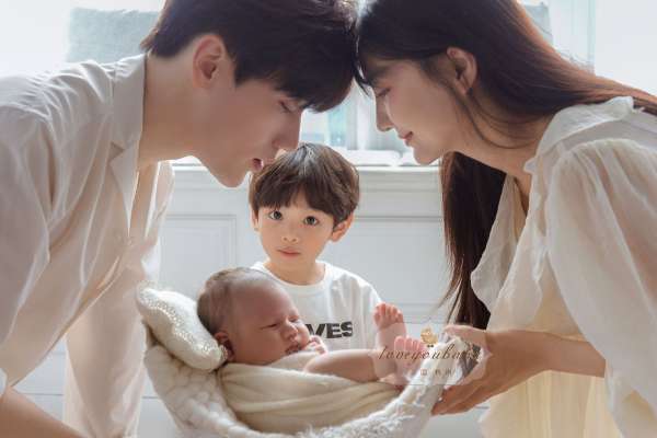 【上门拍】·3个主题·3套服装·20张精修·拍摄120分钟