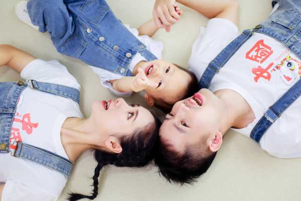 【亲子照】·3个主题·3套服装·24张精修·拍摄120分钟