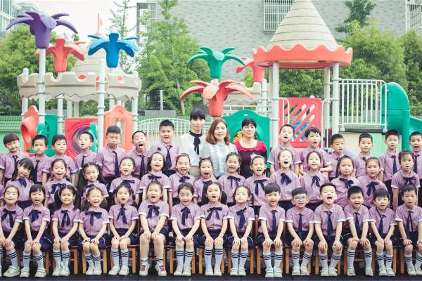 【毕业照】·1个主题·1套服装·20张精修·拍摄180分钟