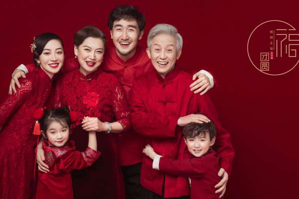 【全家福】·1个主题·1套服装·8张精修·拍摄120分钟