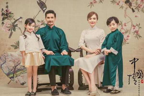【全家福】·4个主题·4套服装·22张精修·拍摄90分钟
